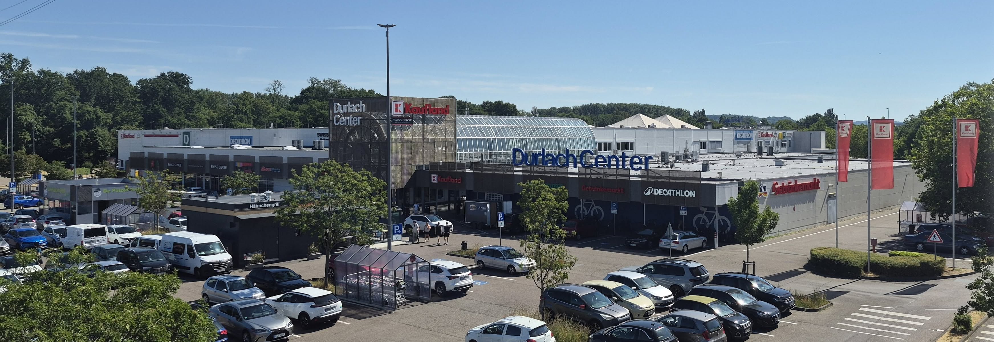 Das Durlach Center mit Parkplatz vor dem Eingang